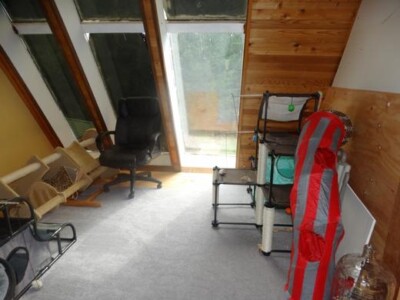 A room with chairs, a table and a chair.